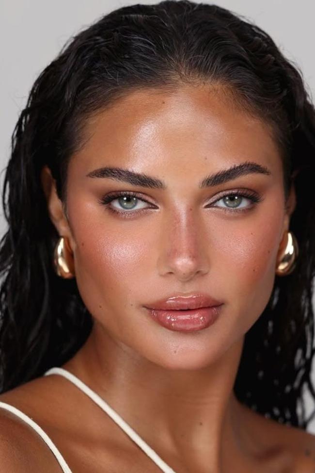 Maquillaje de diosa bronceada, la tendencia de maquillaje que destruirá este verano.